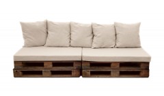 Прямой диван из коричневых паллет